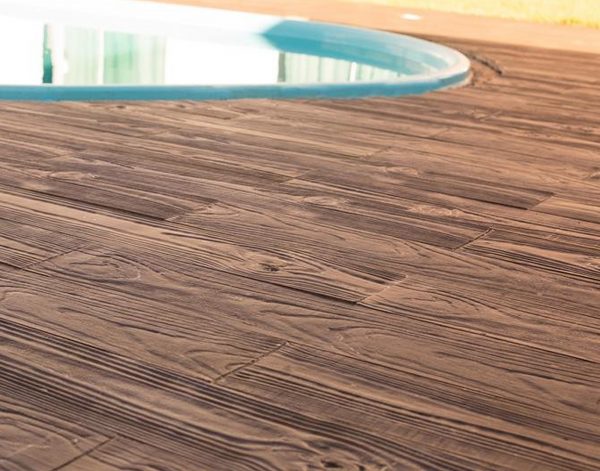 detalle pieza araucaria - revestimiento de hormigón con acabado de madera para decorar piscinas y exteriores - onua.es