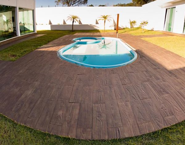 revestimiento araucaria - revestimiento de hormigón con acabado de madera para decorar piscinas y exteriores - onua.es